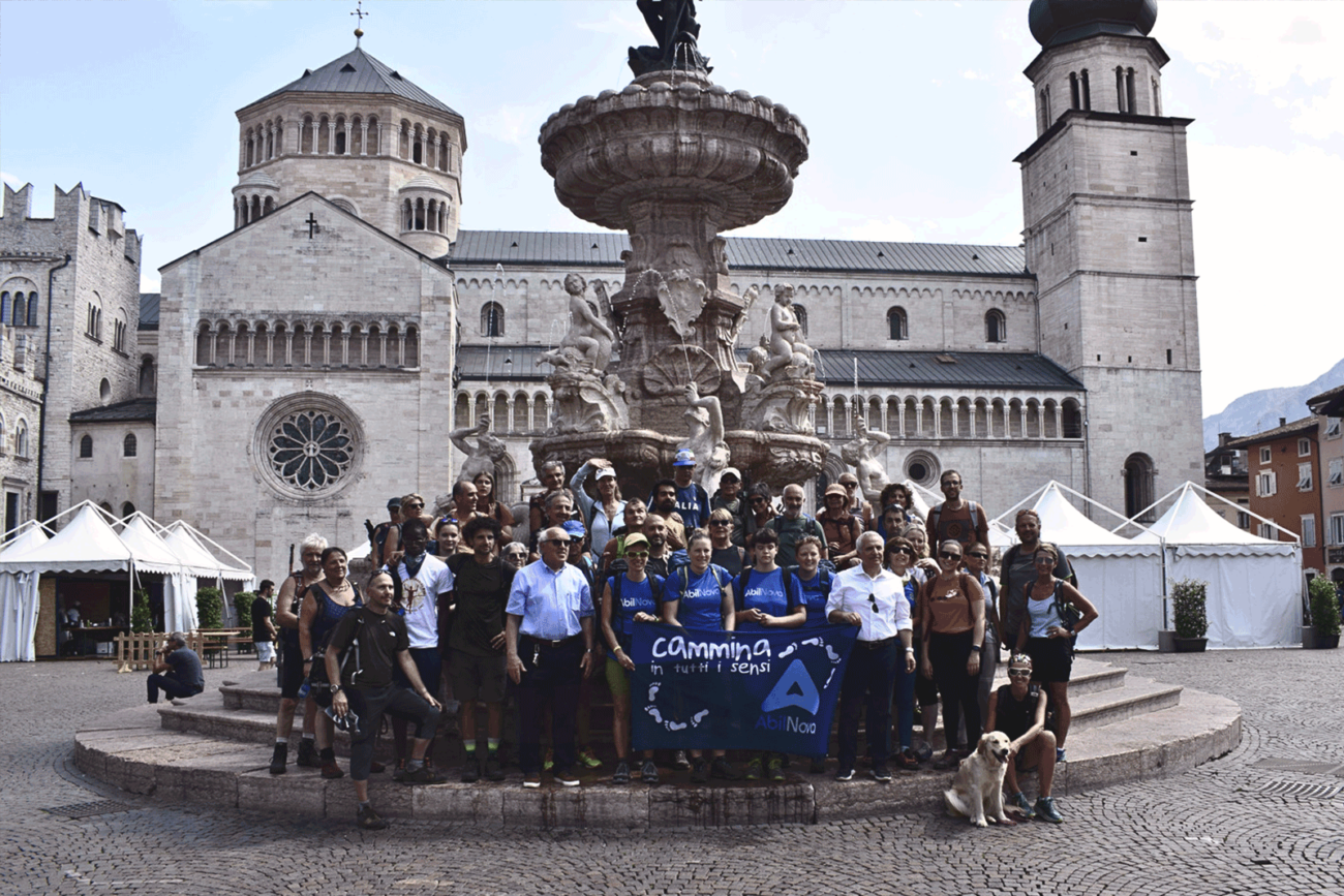 Gruppo di persone in piazza Duomo (Trento)