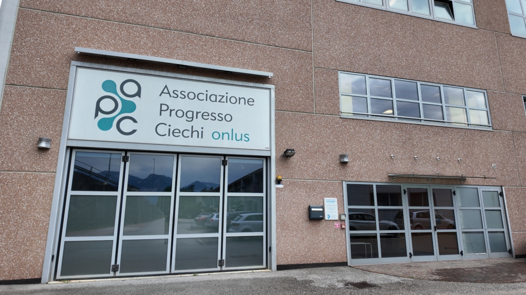 Facciata dell'edificio sede di Associazione Progresso Ciechi onlus a Borgo Valsugana, con insegna e ingresso principale.