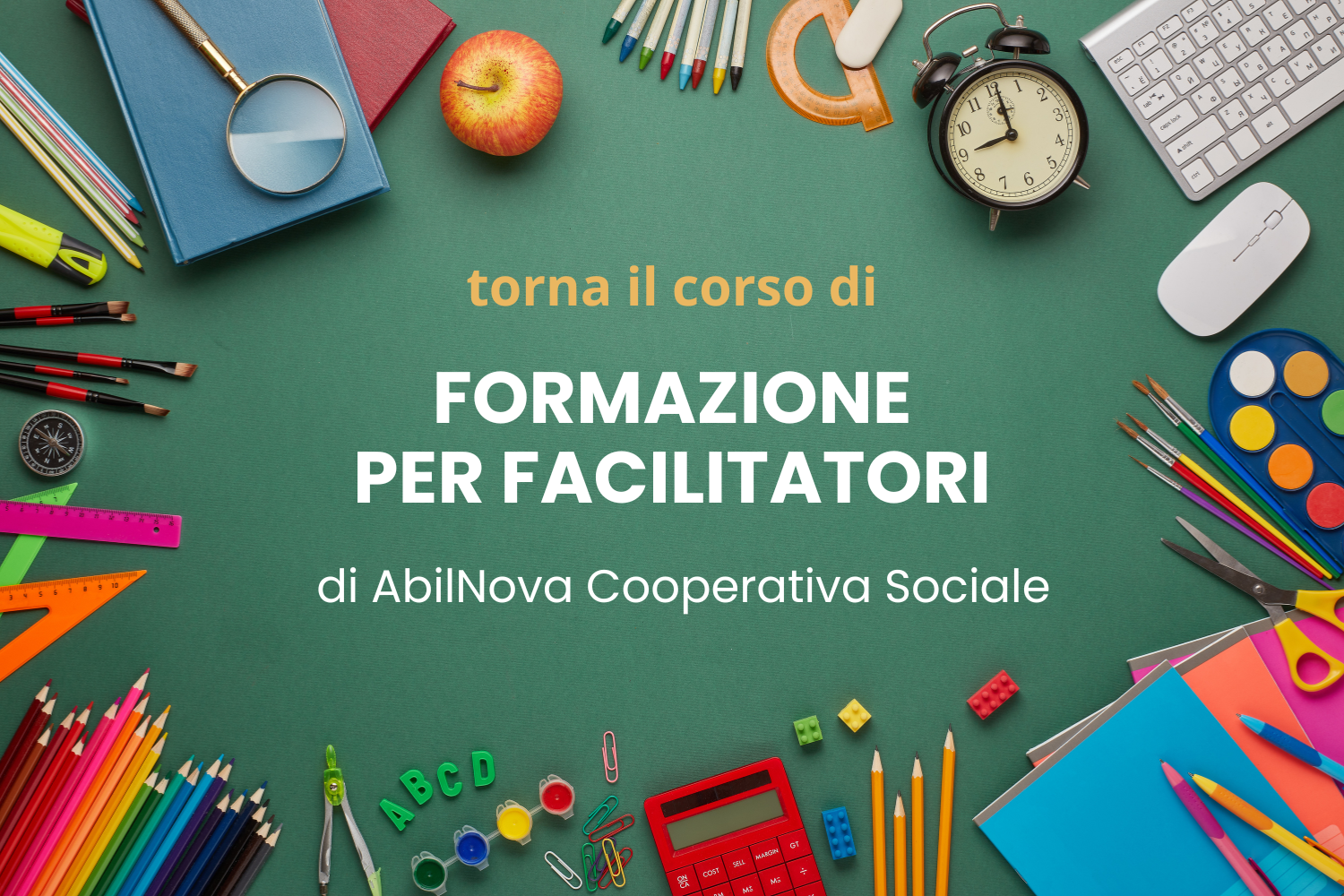 Immagine promozionale del corso di Formazione per facilitatori di AbilNova Cooperativa Sociale, su sfondo verde con materiale scolastico e da ufficio sparso intorno.